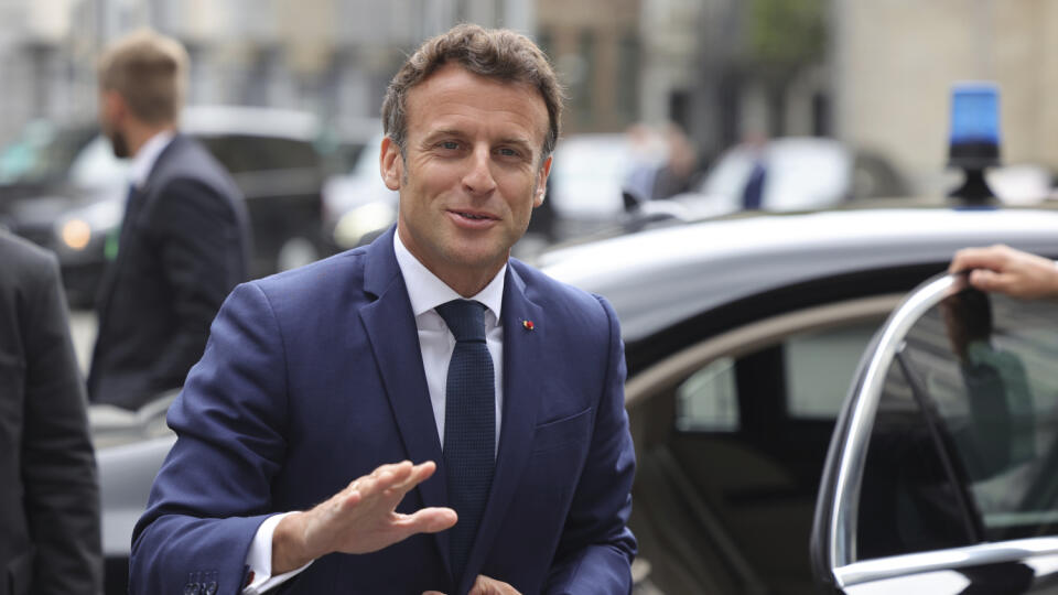 KK3 Brusel - Francúzsky prezident Emmanuel Macron prichádza na dvojdňový mimoriadny summit prezidentov a premiérov krajín Európskej únie o vojne na Ukrajine a energetickej situácii v EÚ 30. mája 2022 v Bruseli. Lídri členských krajín EÚ sa v pondelok popoludní zídu v Bruseli na dvojdňovom mimoriadnom summite, aby prediskutovali bezpečnostnú situáciu v Európe a dôsledky ruskej agresie voči Ukrajine po tom, ako neuspeli tri týždne trvajúce diplomatické snahy o vyrokovanie kompromisu pre prijatie š