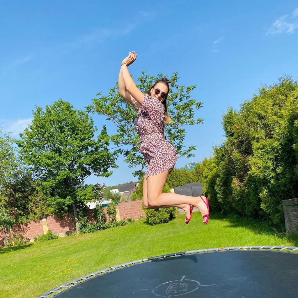Chladné teploty sú minulosť, konečne leto. Bieloruska Aryna Sabalenková si môže zaskákať na trampolíne.