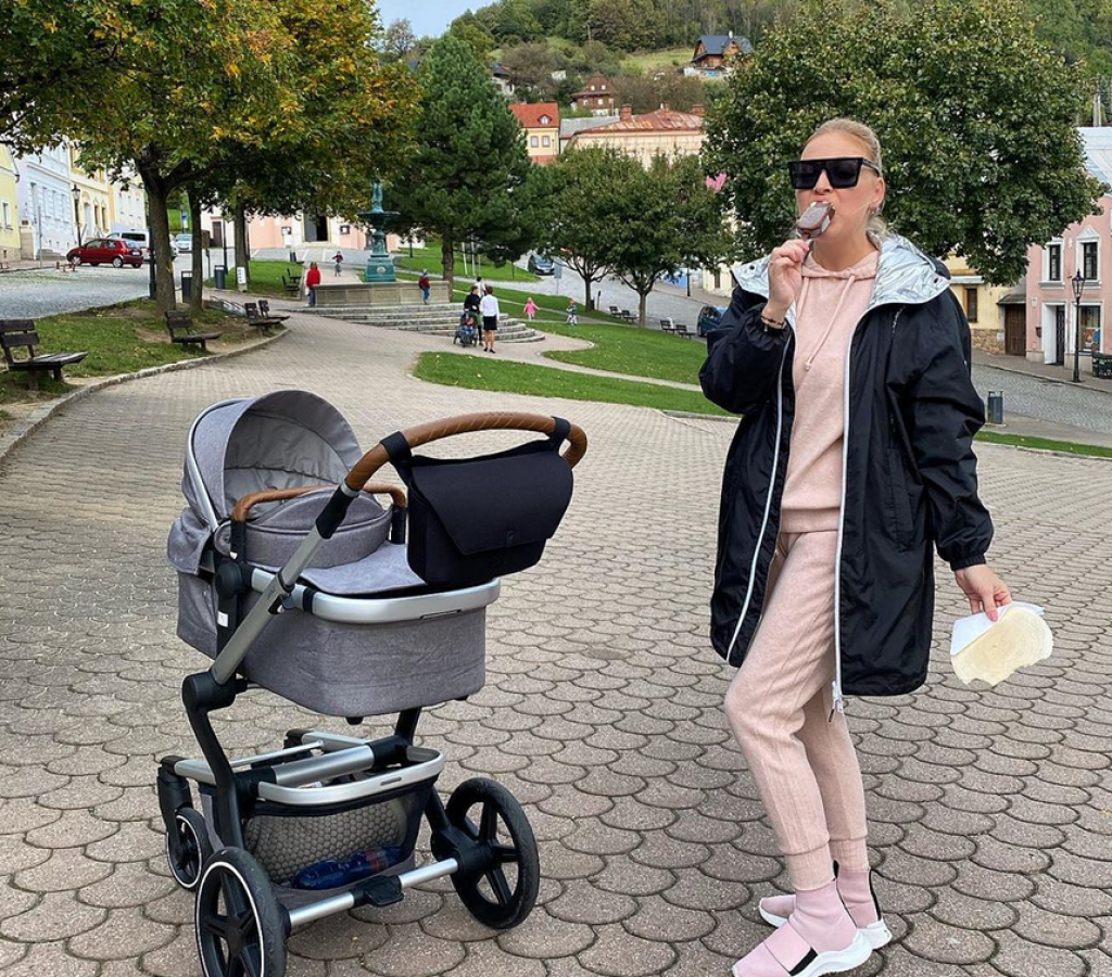 „Napchávam sa iba, preto, že musím...#GRINCH😅...Akože nanuk som zajedla teplou kúpeľnou oplátkou, zjedla som Štamberské uši, natlačila korbáčiky a teraz doma valím vajíčkovú pomazánku??? Tehotenské chute ma minuli, tak teraz toto?!?!!!!!“ napísala Markétka k príspevku.