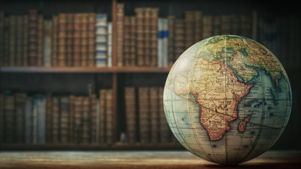 Old,Globe,On,Bookshelf,Background.,Selective,Focus.,Retro,Style.,Science,