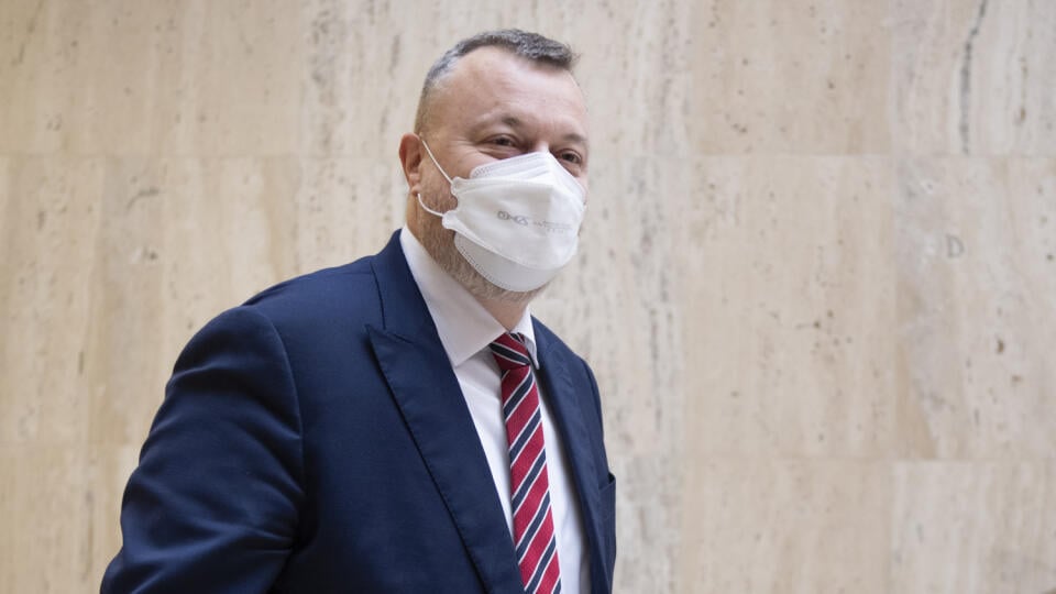 Na snímke minister práce, sociálnych vecí a rodiny SR Milan Krajniak počas príchodu na 44. rokovanie vlády SR 1. decembra 2021 v Bratislave. FOTO TASR - Pavel Neubauer
