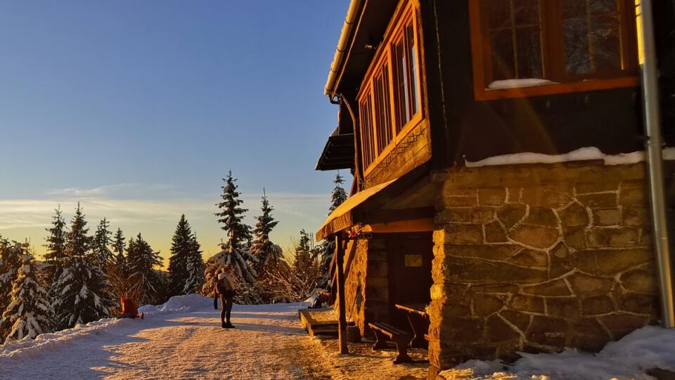 Na snímke z 18. decembra 2022 Chata pod Kľačianskou Magurou v Krivánskej Malej Fatre. FOTO TASR - Erika Ďurčová