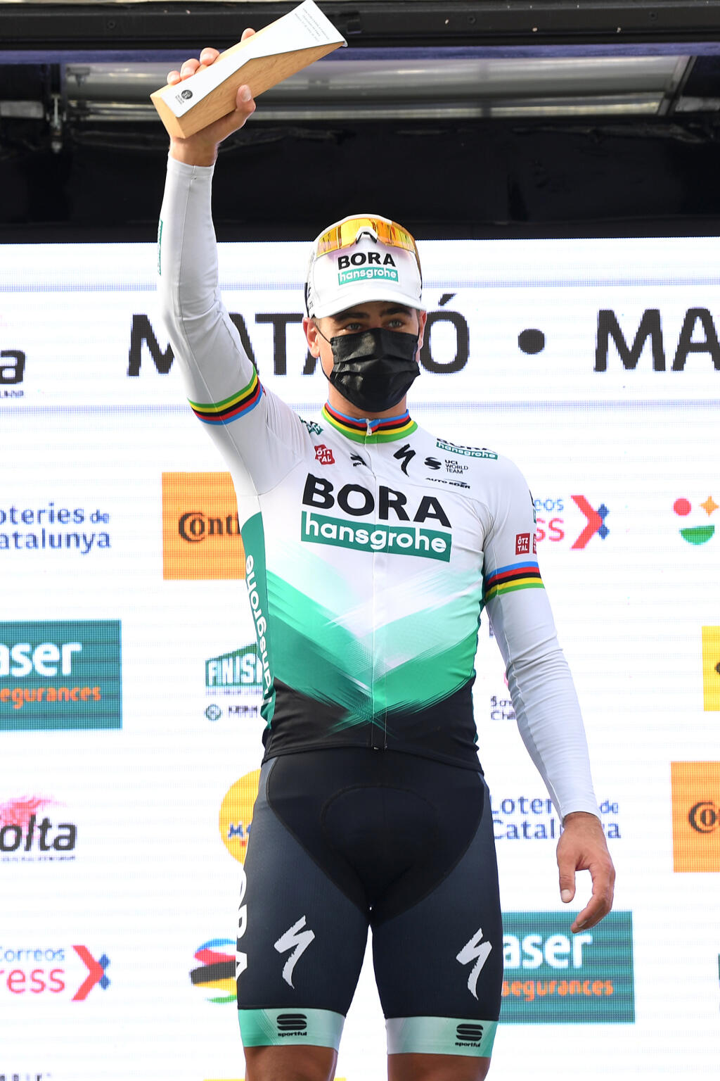 Peter Sagan si na pódiu prevzal ocenenie za víťazstvo vetape.