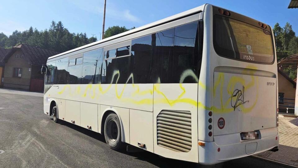 Neznámy páchateľ najskôr farbou poškodil budovu miestneho baru, potom sa presunul k autobusovej zastávke kde objektom jeho záujmu sa stal autobus.