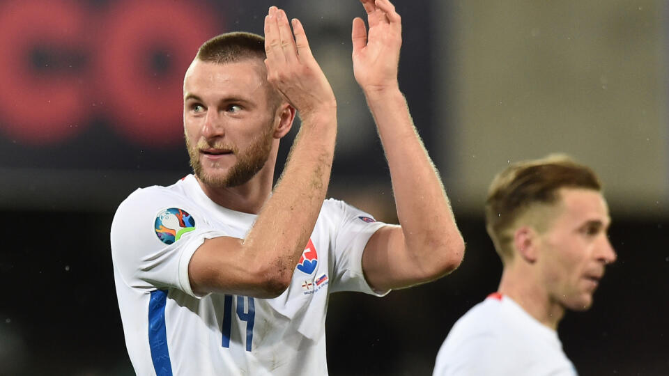 MILAN ŠKRINIAR - známka: 2-. Borbély: Kvôli tomu, že nebol taký kompatibilný s partnerom v strede obrany, išiel jeho výkon trošku dole. Chýbala v jeho prípade istota, nebol taký presvedčivý ako v predchádzajúcich zápasoch, čo zrejme súvisí s nekompatibilným partnerstvom so stopérskym kolegom. Toto bude zrejme téma pre trénera do budúcnosti.