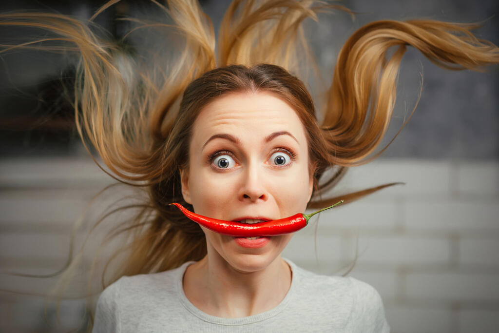 Paprika obsahuje kapsaicín, známu látku, ktorá môže zvýšiť váš metabolizmus. V dávkach potrebných na účinok však mnoho ľudí túto látku netoleruje. Z jednej štúdie kapsaicínu vysvitlo, že konzumácia papriky v bežnej dávke spáli asi 10 kalórií, na úbytok približne pol kilogramu by ste ju denne museli jesť 6 a pol roka. Od pridávania korenín do jedla teda mnoho nečakajte.