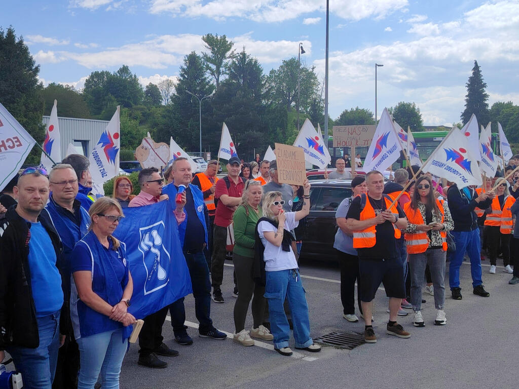 Nespokojnosť s ponúknutými kompenzáciami pre zamestnancov pri ohlásenom hromadnom prepúšťaní v dôsledku ukončenia výroby v martinskom závode Ecco Slovakia vyjadrili v utorok 27. mája 2025 v Martine na protestnom zhromaždení členovia Základnej organizácie (ZO) Integrovaného odborového zväzu. Ich požiadavkou je vyplatenie sumy 3000 eur nad rámec kolektívnou zmluvou dohodnutého odstupného. Ecco Slovakia ukončí výrobu vo svojom závode v Martine v lete, rozhodnutie sa dotkne 650 zamestnancov závodu. 