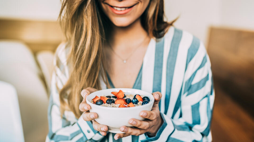 Crop,Woman,Close,Up,Eating,Oat,And,Fruits,Bowl,For