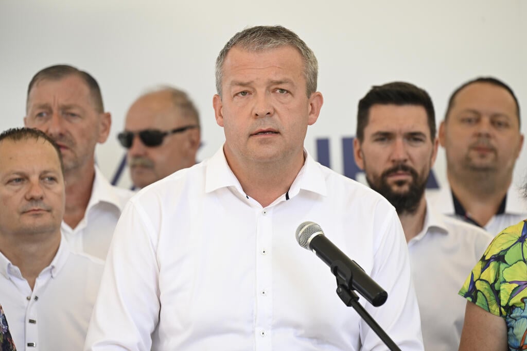 Na snímke uprostred Jaroslav Baška odpovedá na otázky novinárov počas tlačovej konferencie na Trenčianskom hrade v Trenčíne 1. júla 2022. Úradujúci predseda Trenčianskeho samosprávneho kraja (TSK) Jaroslav Baška sa bude v jesenných voľbách tretíkrát uchádzať o post predsedu TSK. FOTO TASR - Radovan Stoklasa