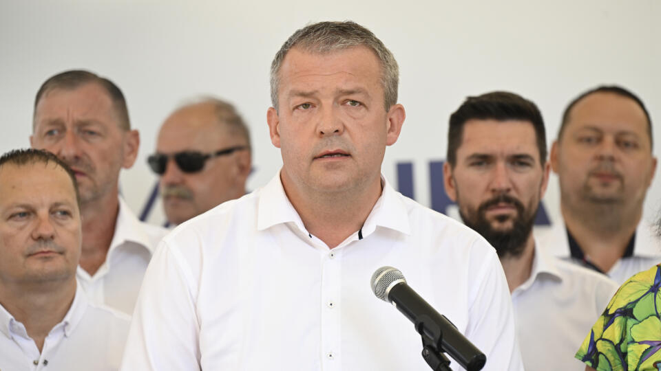 Na snímke uprostred Jaroslav Baška odpovedá na otázky novinárov počas tlačovej konferencie na Trenčianskom hrade v Trenčíne 1. júla 2022. Úradujúci predseda Trenčianskeho samosprávneho kraja (TSK) Jaroslav Baška sa bude v jesenných voľbách tretíkrát uchádzať o post predsedu TSK. FOTO TASR - Radovan Stoklasa
