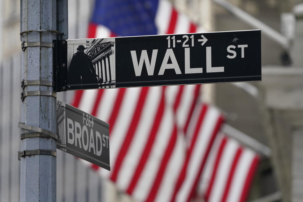 WA 29 New York - Značka ukazujúca smer k newyorskej burze v pondelok 23. novembra 2020.  Akcie v USA pokračujú druhý deň v posilňovaní sa. Kľúčový americký index Dow Jones Industrial Average prvýkrát v histórii prelomil hranicu 30.000 bodov. Náladu na trhu podporuje optimizmus, že čoskoro budú k dispozícii účinné vakcíny proti ochoreniu COVID-19, čo otvorí cestu k zotaveniu ekonomiky v budúcom roku. FOTO TASR/AP

A street sign is displayed at the New York Stock Exchange in New York, Monday, Nov.