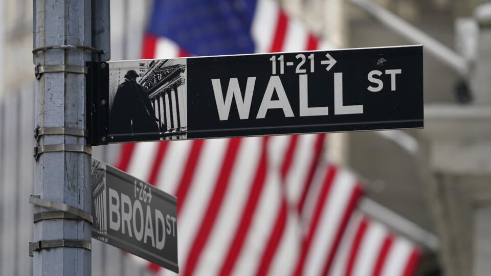 WA 29 New York - Značka ukazujúca smer k newyorskej burze v pondelok 23. novembra 2020. Akcie v USA pokračujú druhý deň v posilňovaní sa. Kľúčový americký index Dow Jones Industrial Average prvýkrát v histórii prelomil hranicu 30.000 bodov. Náladu na trhu podporuje optimizmus, že čoskoro budú k dispozícii účinné vakcíny proti ochoreniu COVID-19, čo otvorí cestu k zotaveniu ekonomiky v budúcom roku. FOTO TASR/AP
A street sign is displayed at the New York Stock Exchange in New York, Monday, Nov.