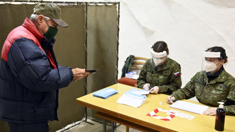 Ozbrojené sily Slovenskej republiky sa pripojili k výzve ministerstva zdravotníctva a otvorili pre verejnosť 18 odberných miest v pracovných dňoch od 10.00 do 18.00 h. Občania sa môžu na týchto odberných miestach bezplatne otestovať antigénovými testami. Na snímke vystavovanie certifikátov po výsledkoch antigénového testu na odbernom mieste 21. mechanizovaného práporu Trebišov - Kpt. Nálepku 1 v Trebišove 15. decembra 2020. FOTO TASR - Roman Hanc