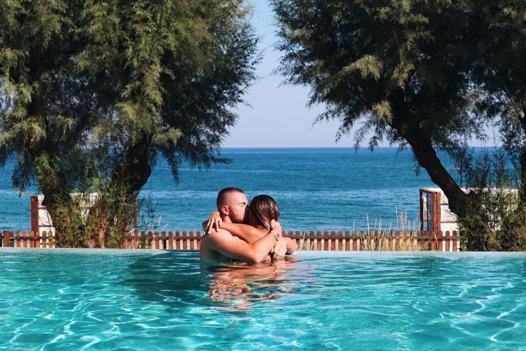 Na dovolenke na konci augusta sa Barbora ešte snažila tehotenstvo utajiť zakrývaním bruška.