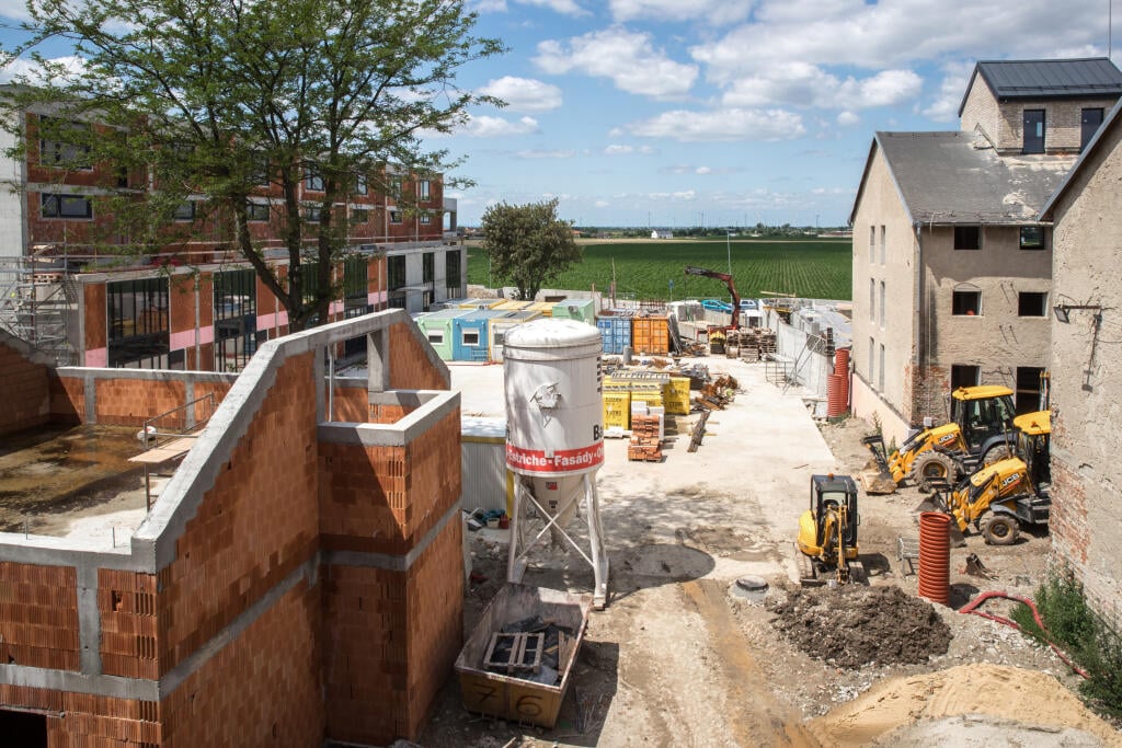 Architektonický projekt Dve sýpky v bratislavskej mestskej časti Jarovce, ktorý okrem kancelárskych a komerčných priestorov ponúka aj bývanie vo veľkometrážnych bytoch.