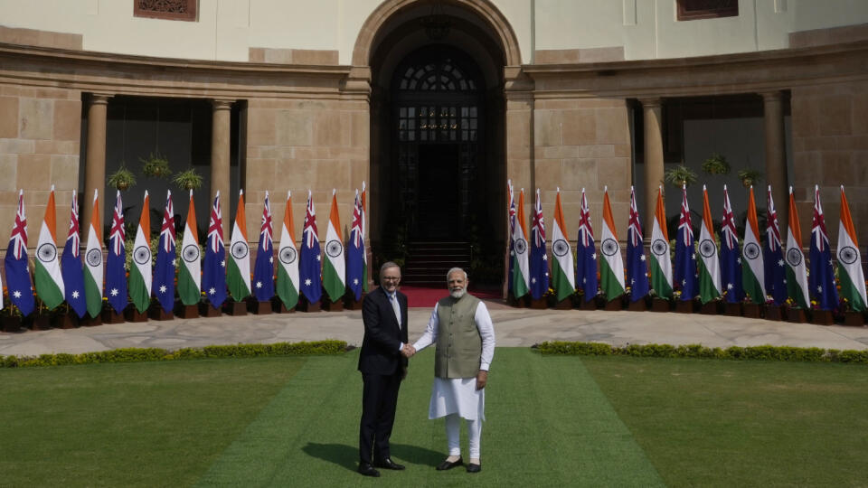EBE 6 Naí Dillí - Na snímke sprava indický premiér naréndra Módí a jeho austrálsky partner Anthony Albanese počas tśtretnutia v Naí Dillí 10. marca 2023. FOTO TASR/AP
Indian Prime Minister Narendra Modi, right, shakes hand with his Australian counterpart Anthony Albanese before their meeting in New Delhi, India, Friday, March 10, 2023. Australia is striving to strengthen security cooperation with India and also deepen economic and cultural ties, Prime Minister Anthony Albanese said on Friday. (
