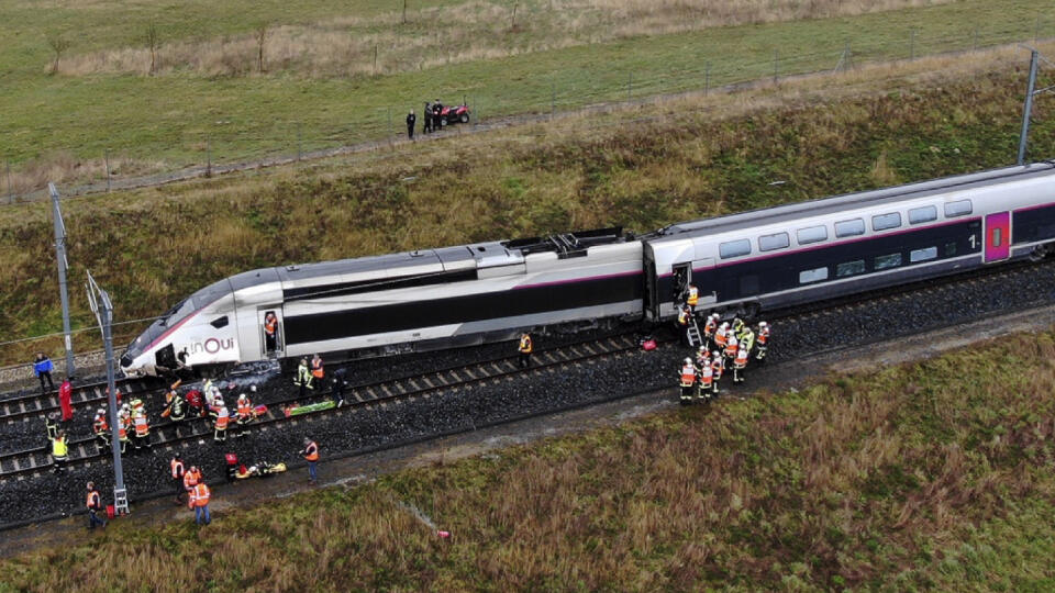 Pohľad na vykoľajený vysokorýchlostný vlak triedy TGV, ku ktorému došlo 5. marca 2020 na trati Štrasburg-Paríž.