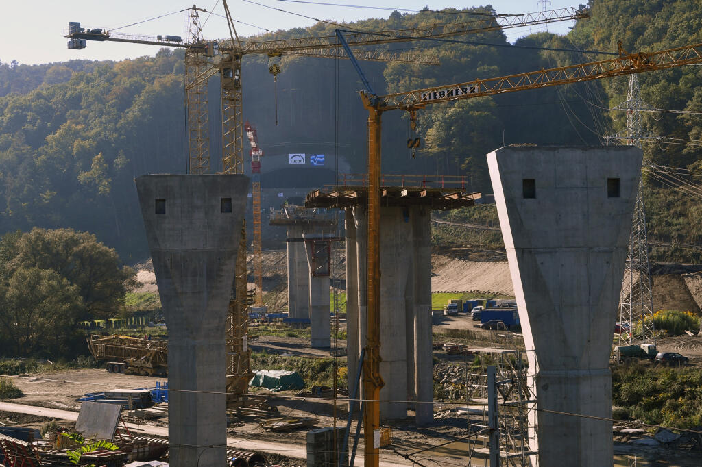 Práce zo stavby rýchlostnej cesty R4, severného obchvatu mesta Prešov. Na snímke stavenisko pri severnom portáli cestného tunela Bikoš v októbri 2020.