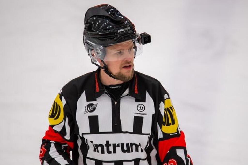 Fínsky rozhodca Jukka-Pekka Koistinen prišiel počas zápasu vo fínskej lige o sedem zubov. Vo víkendovom zápase medzi tímami HPK Hämeenlinna a Jukurit Mikkelin ho trafil do tváre odrazený puk.