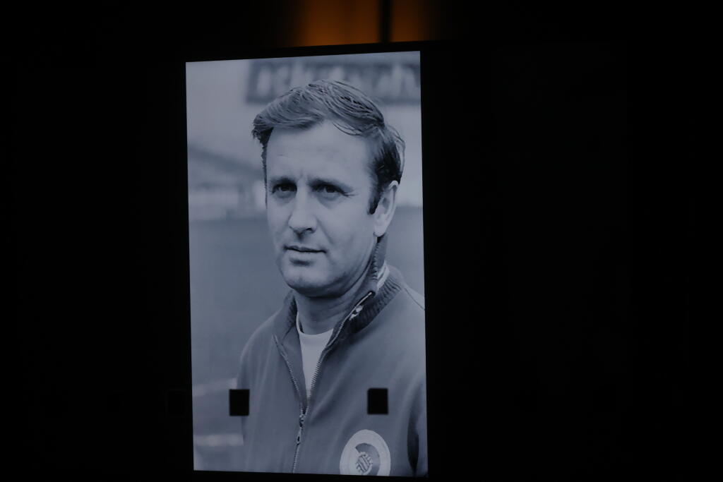 Na obrazovke vo vestibule sa premietali staré fotografie Jozefa Vengloša.