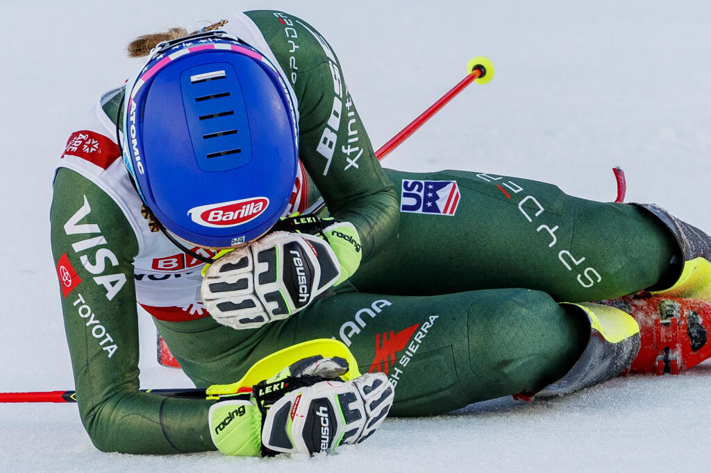 Na snímke americká lyžiarka Mikaela Shiffrin sa zrútila v cieli druhého kola slalomu Majstrovstiev sveta v aplskom lyžovaní vo švédskom Are.