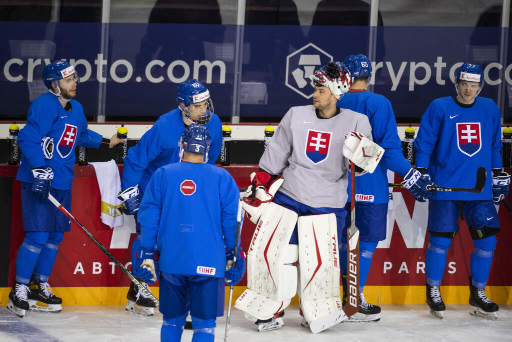 Na snímkeslovenskí hokejisti počas tréningu pred úvodným piatkovým zápasom proti Bielorusku v hale Olympijského športového centra, v ktorej sa budú hrať 84. majstrovstvách sveta v ľadovom hokeji v lotyšskej Rige vo štvrtok 20. mája 2021.