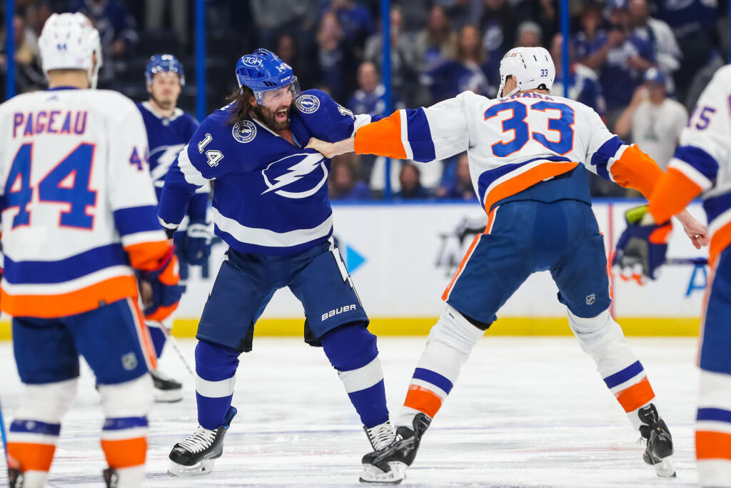 Najstarším súperom Cháru v tejto sezóne bol 33-ročný Pat Maroon. Trojnásobný víťaz Stanley Cupu skončil po súboji s naším obrom na ľade.