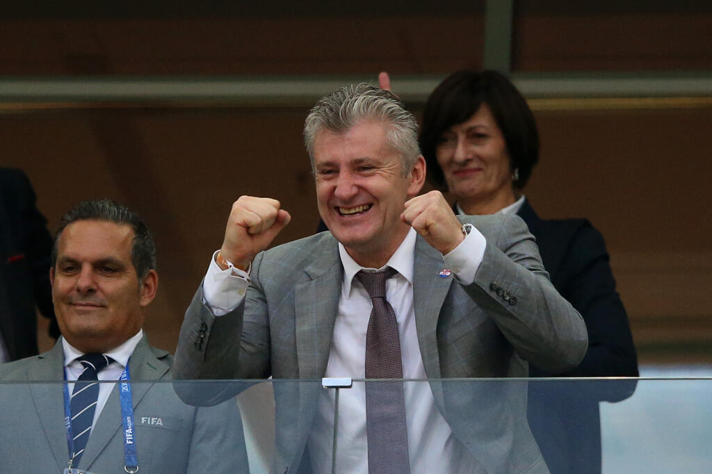 Davor Šuker (Chorvátsko, 6 gólov na MS 1998) - Po skončení kariéry v chorvátskych mestách založil futbalové akadémie. Deväť rokov šéfoval chorvátskemu futbalu ako prezident. Predviedol sa aj kontroverziami. V roku 1996 pobúril verejnosť fotkou pri hrobe Anteho Paveliča, vodcu Chorvátska v rokoch 1941-45 a sympatizanta nacistického Nemecka. Rok pred zvolením do funkcie prezidenta zväzu dostal Šuker pokutu za nenahlásenie nálezu starožitných mincí v lietadle. Ako prezident mal nezhody s novinármi.