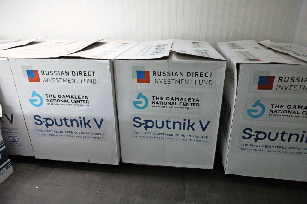 V MRAZE
Sputnik V sa skladuje v priestoroch Imuny Pharm, pri teplote mínus 20 stupňov
Celzia. Je balený po 5 ampuliek. Pričom na zaočkovanie jedného jedinca
je potrebná jedna ampulka.