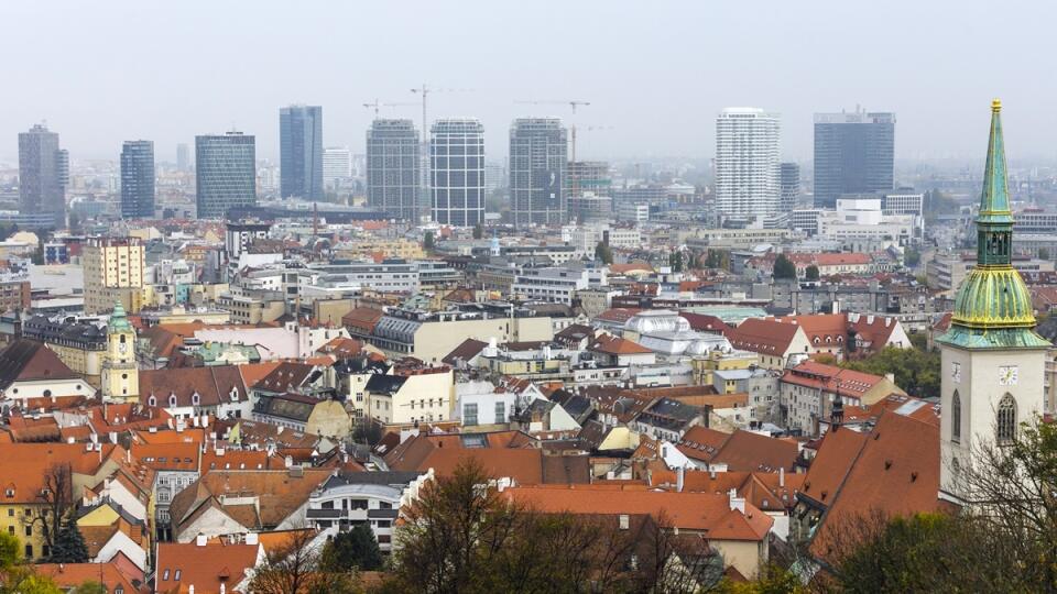 Na snímke panoráma hlavného mesta SR Bratislavy 11. novembra 2019. V pozadí zľava CBC Tower, VÚB banka, Twin City, budova Nivy Tower, Sky Park vo výstavbe, Panorama City a budova Tower 115. FOTO TASR - Dano Veselský