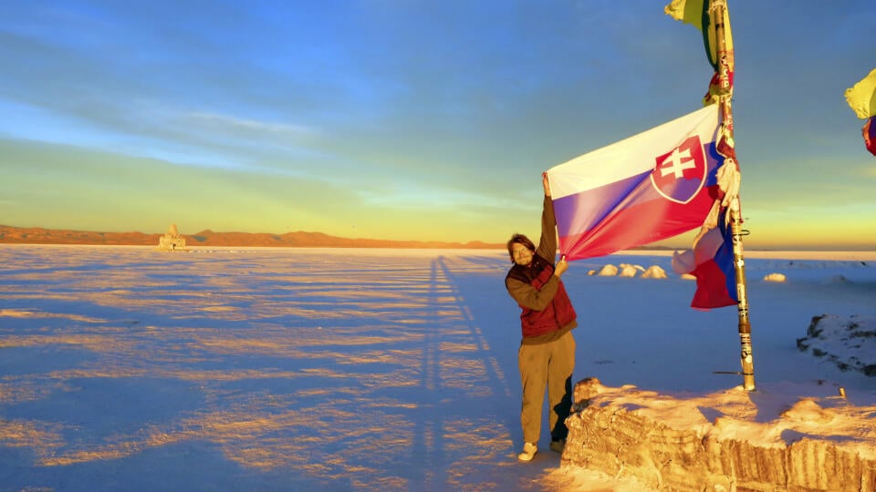 Na najväčšej soľnej pláni na svete Salar de Uyuni v Bolívii.