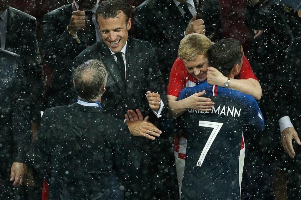 Kolinda po finále vystískala aj súperovho hráča M'bappeho.