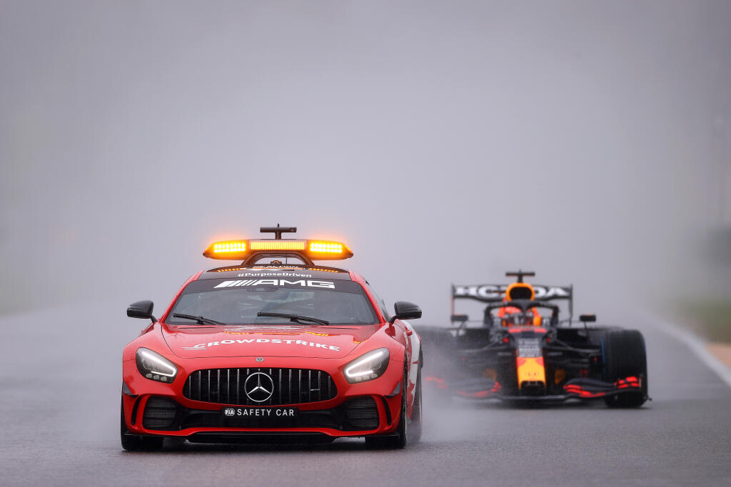 Max Verstappen vyhral VC Belgicka napriek tomu, že sa z nej odjazdilo jediné kolo a aj to bolo za safety carom.