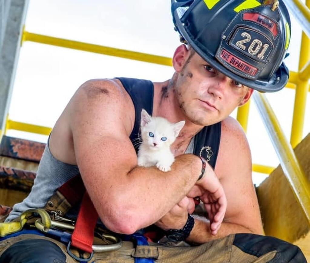 Muži, ktorí bojujú s ohňom a zachraňujú životy sú pekelne HOT! Požiarnici z Južnej Karolíny si povedali, že budú pomáhať ešte viac a nafotili kalendár, ktorý bude už druhý rok pomáhať opusteným a zraneným zvieratám.
