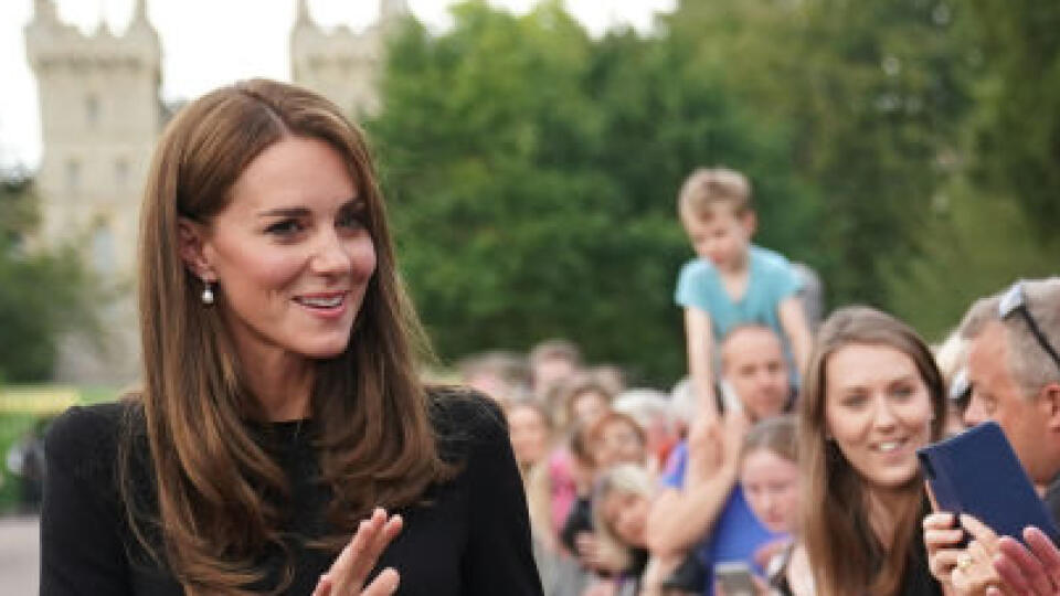 Dojímavý moment, na ktorý čakal celý svet. Willia, Kate, Harry a Meghan opäť spolu.