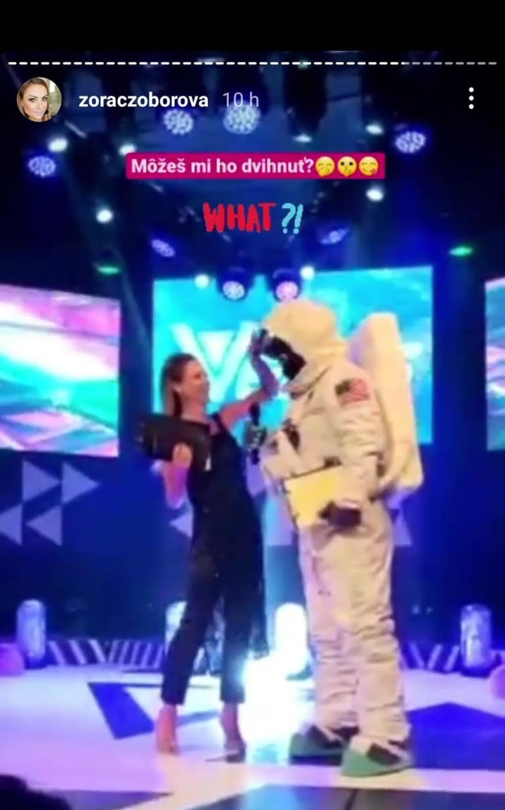 Moderátora večera Michala Hudáka navliekli do netradičného outfitu. Pri moderovaní mu asistovala mu aj Zora Czoborová.