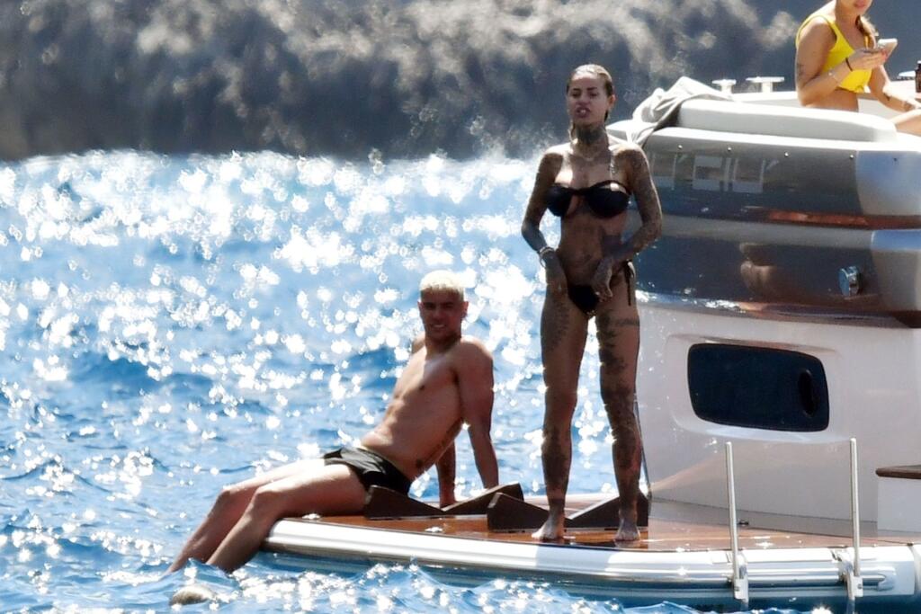 Futbalista Theo Hernandez a modelka Zoe Cristofoli si užili plavbu na jachte plnú erotiky.