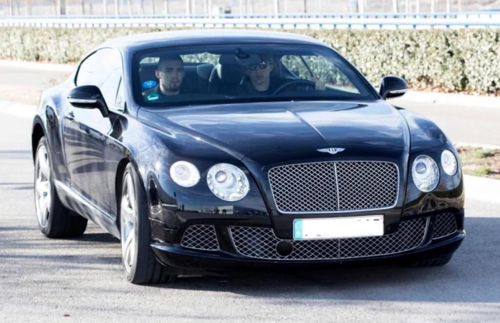 Chorvátsky futbalista Luka Modrič je verný luxusnej značke Bentley Continental GTs.