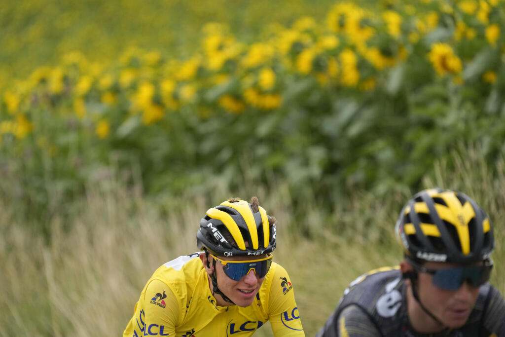 KK3 Col du Portet - Na snímke slovinský cyklista Tadej Pogačar v žltom drese vedúceho pretekára počas 17. etapy cyklistických pretekov Tour de France z Muretu do Col du Portet (178 km) 14. júla 2021. FOTO TASR/AP
Slovenia's Tadej Pogacar, wearing the overall leader's yellow jersey, follows Sepp Kuss of the US during the seventeenth stage of the Tour de France cycling race over 178.4 kilometers (110.9 miles) with start in Muret and finish in Saint-Lary-Soulan Col du Portet, France, Wednesday, Jul