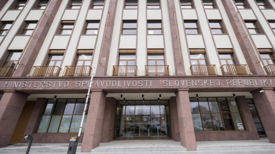 Ministerstvo spravodlivosti zamestnávalo 27 analytikov za mimoriadne štedrých podmienok. Výsledky ich práce sú však ťažko merateľné. Viacerí však robili naraz to isté.