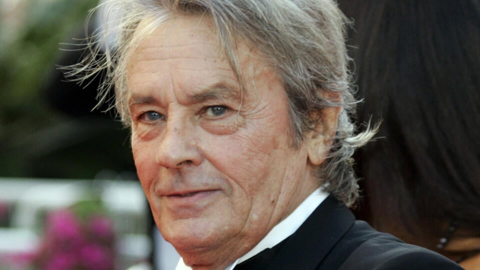 Na archívnej snímke z 20. mája 2007 francúzsky herec Alain Delon prichádza na projekciu filmu Každému jeho kino (Chacun Son Cinem) na 60. ročníku medzinárodného filmového festivalu v Cannes.