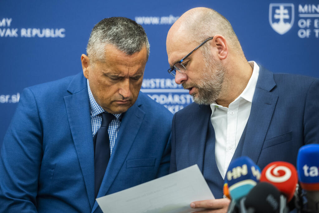 Na snímke zľava generálny riaditeľ Slovenského plynárenského priemyslu (SPP) Richard Prokypčák a minister hospodárstva SR a prvý podpredseda vlády pre ekonomiku SR Richard Sulík (SaS) počas tlačovej konferencie k aktuálnej situácii s plynom na Slovensku v Bratislave 12. júla 2022. FOTO TASR - Jaroslav Novák