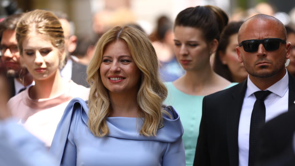Nová prezidentka na ceste k Dómu sv. Martina, kde sa zúčastní slávnostnej svätej omše.
