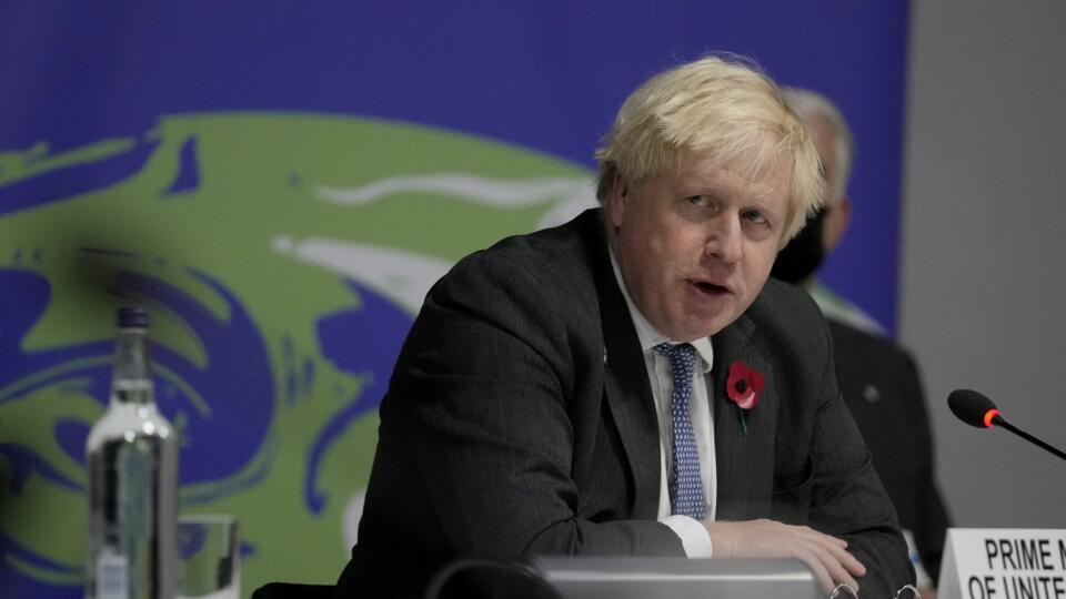 JB 14 Glasgow - Britský premiér Boris Johnson rozpráva počas stretnutia so spolupomocníkmi na klimatickom summite COP26 v Glasgowe 10. novembra 2021. Klimatická konferencia OSN v Glasgowe, známa aj pod skratkou COP26, sa považuje za najvýznamnejšie globálne klimatické fórum od prijatia Parížskej klimatickej dohody v roku 2015. Dvojtýždňové podujatie odštartovalo Fórum svetových lídrov. FOTO TASR/AP
British Prime Minister Boris Johnson speaks during a meeting with Co-Facilitators at the COP26 U