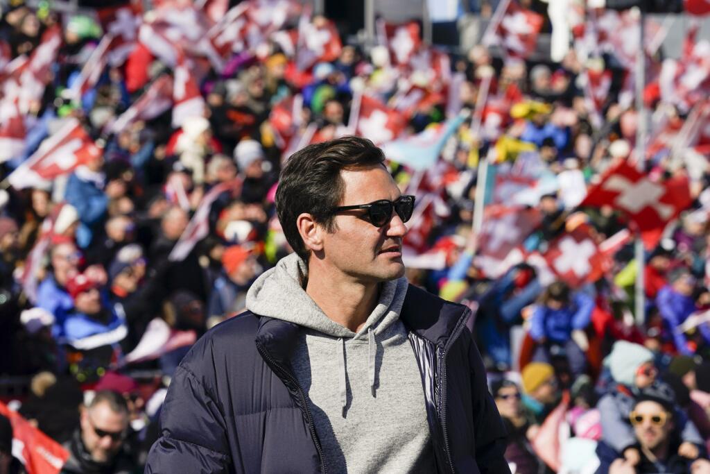 PK 13 archív Lenzerheide - Na archívnej snímke zo 6. marca 2022 švajčiarsky tenista Roger Federer kráča v cieľovom priestore počas obrovského slalomu žien SP v alpskom lyžovaní vo švajčiarskom stredisku v Lenzerheide. Federer prispeje prostredníctvom svojej nadácie sumou viac ako 450.000 eur na pomoc Ukrajine. Peniaze majú tamojším deťom umožniť pokračovať vo vzdelávaní. Rusko začalo svoju vojenskú inváziu na územie Ukrajiny 24. februára a opakovane útočilo na civilné ciele ako napríklad školy č