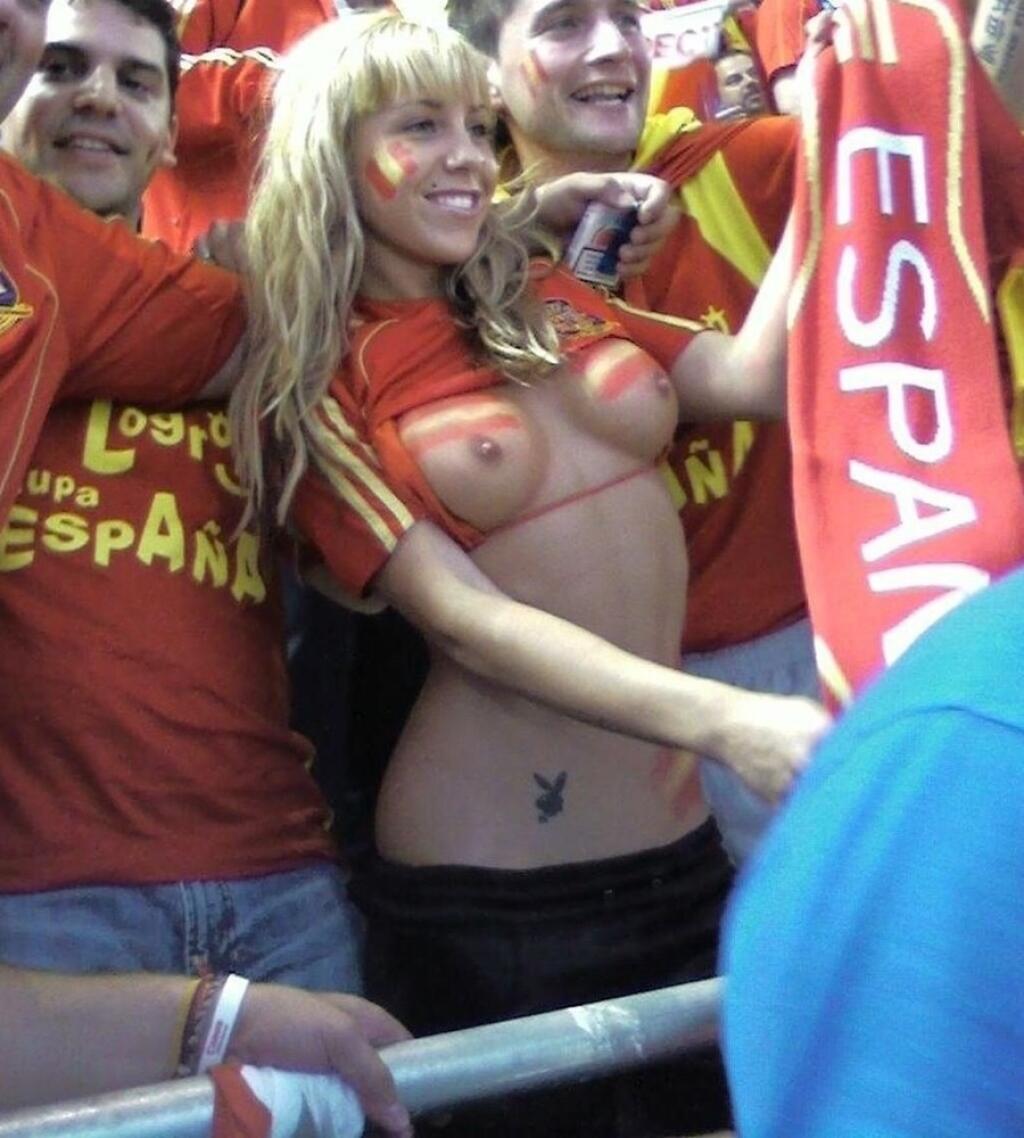 Španielska fanúšička predviedla svoje prsia v plnej paráde.