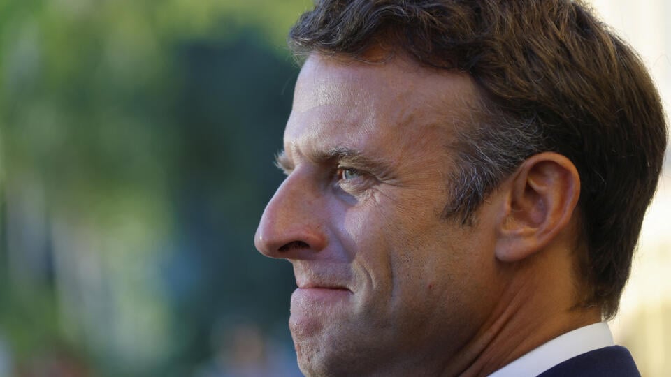 Francúzsky prezident Emmanuel Macron počas ceremoniálu pri príležitosti 78. výročia spojeneckého vylodenia v Provence počas druhej svetovej vojny, čo pomohlo oslobodiť južné Francúzsko, v meste Bormes-les-Mimosas 19. augusta 2022. FOTO TASR/AP