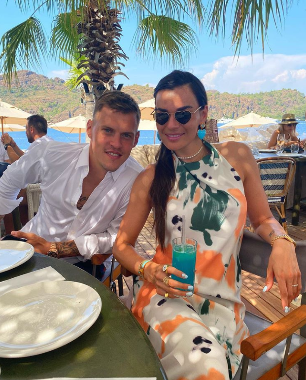 Futbalista Martin Škrtel ako jeden z mála našich športovcov nezamieril do Chorvátska, ale relaxoval s manželkou Barborou a ich synom Matteom v Turecku.