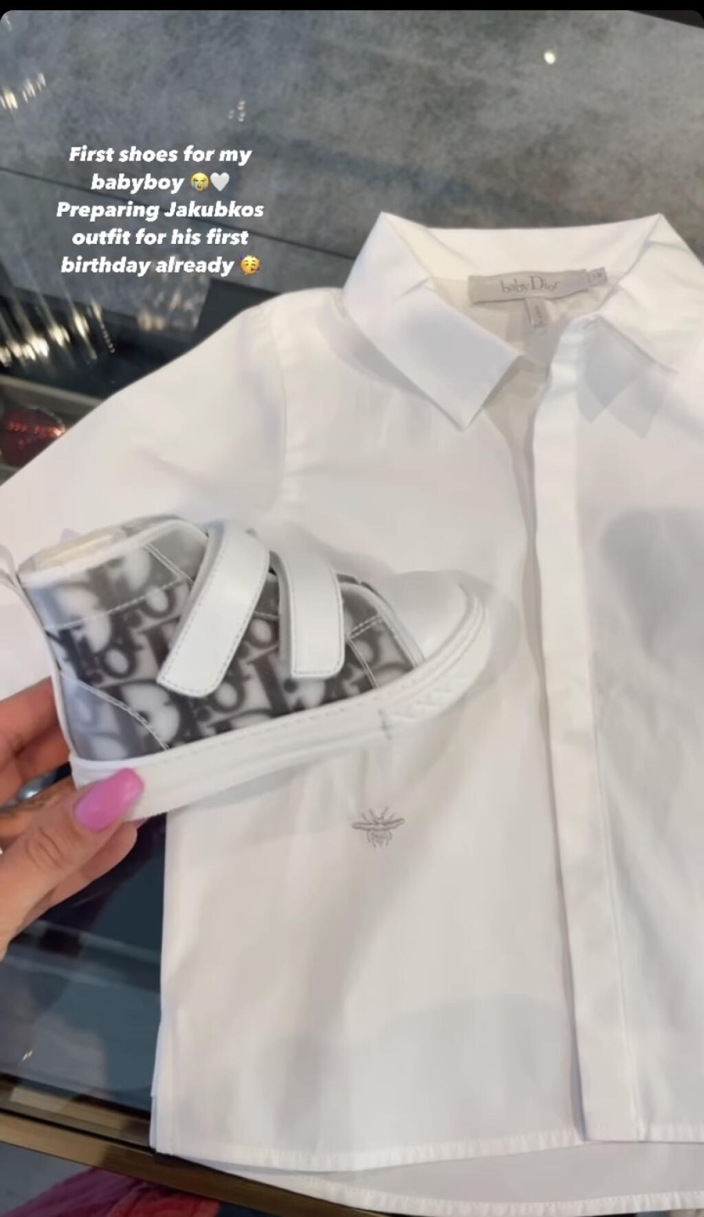 Dominika sa pochválila štýlovými teniskami Dior pre svojho syna. Vysolíte za ne 475 eur! Biela košeľa od slávneho módneho domu vás vyjde na 210 eur.