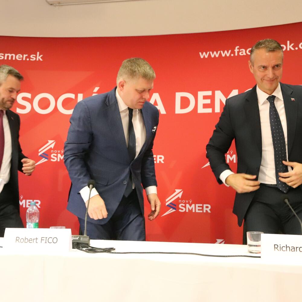Na snímke zľava predseda vlády SR Peter Pellegrini, predseda vládnej strany Smer-SD Robert Fico a podpredseda vlády SR pre investície a informatizáciu Richard Raši (Smer-SD) Richard Raši po skončení tlačovej konferencie po ukončení Programovej konferencie strany SMER - sociálna demokracia v Banskej Bystrici 18. januára 2020. FOTO TASR - Ján Krošlák